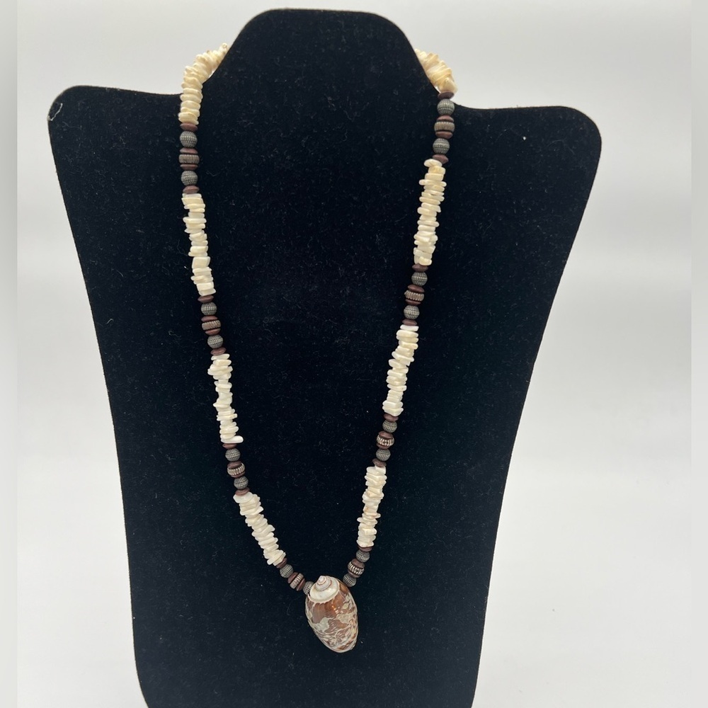 Elegant Cream and Brown Beaded Necklace with Shell Detailing โ Pre-Owned